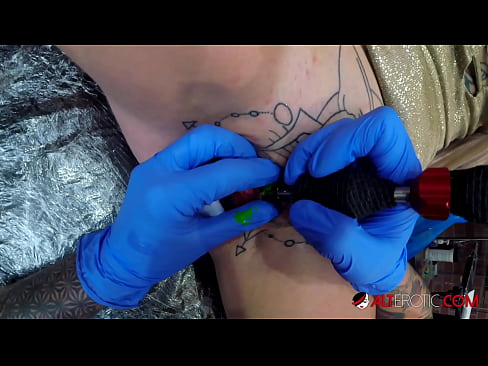 ❤️ Sully Savage, hottie estremamente tatuata, hà fattu un tatuatu nantu à u clitoris ️ Video cazzo  à co.milfnut-net.ru